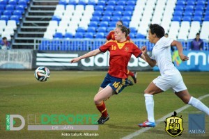 Celia despeja un balón en su último partido con la selección española ante Nueva Zelanda. Foto: Lalu R. Albarrán (Futfem.com)