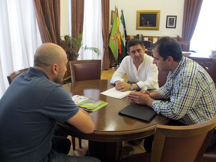 Reunión entre Francisco Reyes y responsables de AspadelJaén. Foto: Diputación de Jaén. 