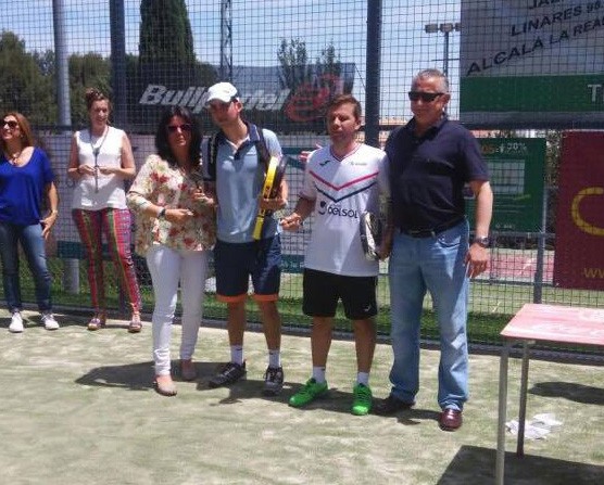 Juan Galiano y Fermín Ferreyra recogen el trofeo de campeones del torneo. Foto: Club de Campo Jaén.