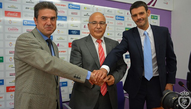 Arconada, Teruel y Tejada posan para los fotógrafos durante la presentación del nuevo técnico del Real Jaén. Foto: Real Jaén CF.