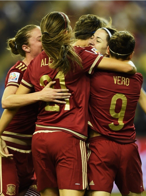 Celia Jiménez junto a sus compañeras de equipo celebrando el gol de España. Foto: Fifa.com