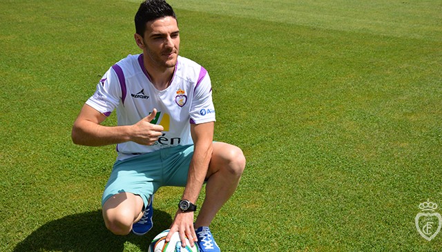 Vitu posa con la camiseta del Real Jaén durante su presentación como nuevo jugador blanco. Foto: Real Jaén CF