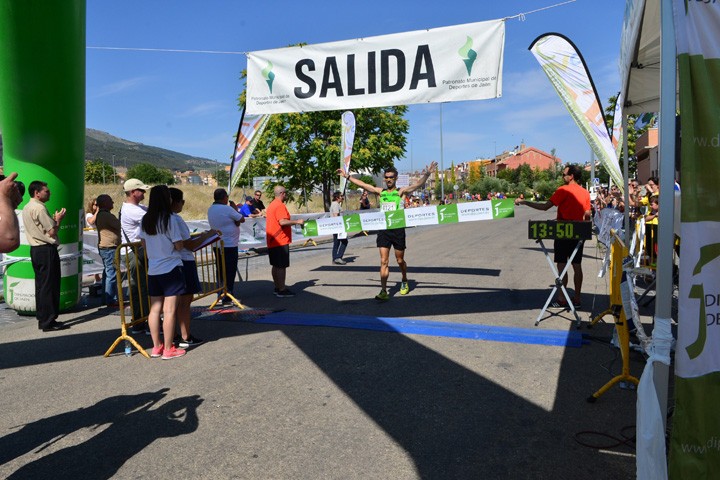 El atleta Fran Lara cruza la línea de meta. Foto: Diputación de Jaén.