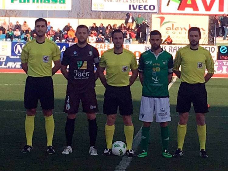 El Atlético Mancha Real puntúa en la cancha del Villanovense