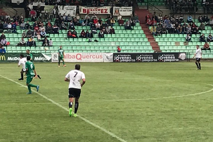 Con la derrota frente al Mérida, el Mancha Real certificó su descenso a Tercera División. Foto: Mérida AD.