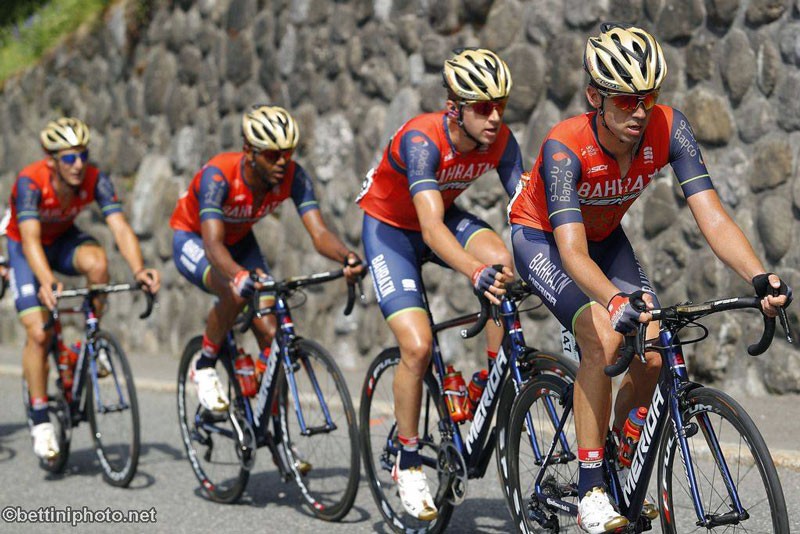 Javi Moreno con el equipo Bahrain en una etapa del Tour de Francia