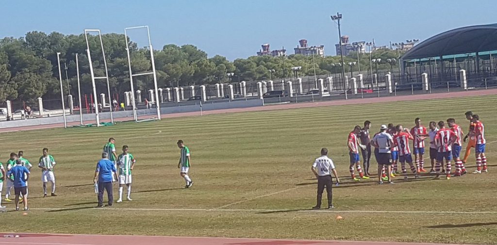 Jugadores de uno y otro equipo durante el descanso para combatir el calor. Foto: Twitter @UDCT_EFM