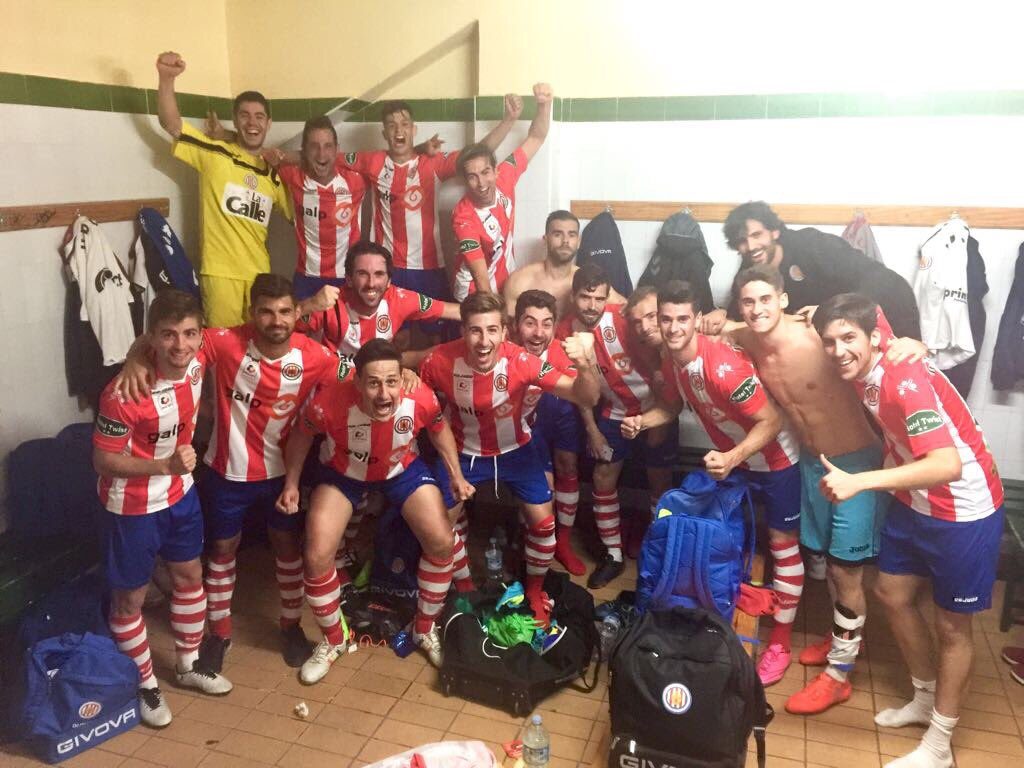 Los jugadores rojiblancos celebran su tercer triunfo consecutivo. Foto: Twitter UDC Torredonjimeno.