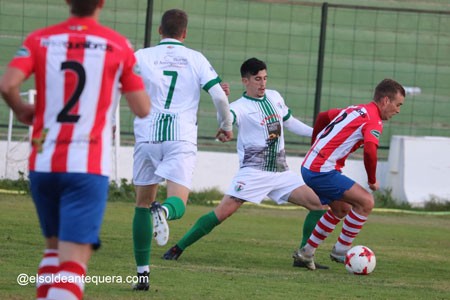 Lance del encuentro disputado en El Maulí. Foto: El Sol de Antequera