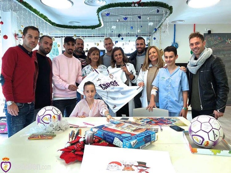 Visita del Real Jaén a los menores del Hospital Materno-Infantil del Complejo Hospitalario de Jaén