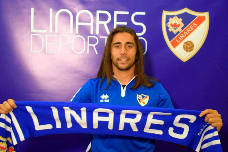 El jugador del Linares, durante su presentación. 