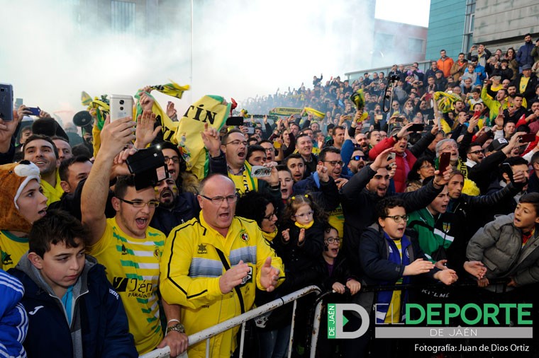 Los aficionados del Jaén Paraíso Interior FS, antes de un partido en Madrid.