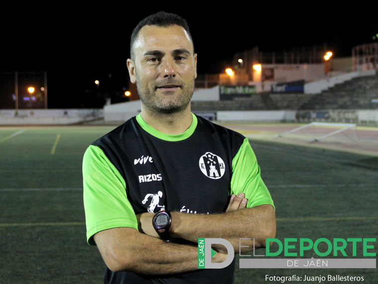 Rizos posa con la camiseta del Atlético Mancha Real