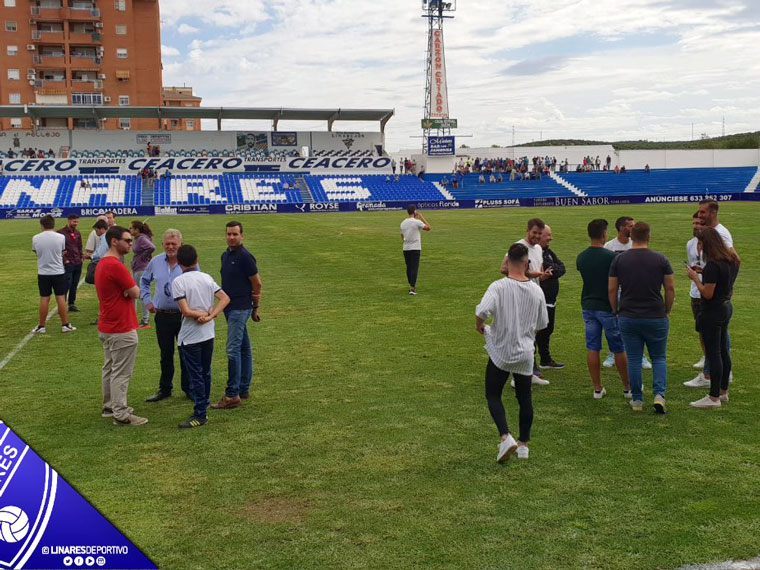 Los jugadores del Linares Deportivo, sobre el césped en la mañana del domingo.