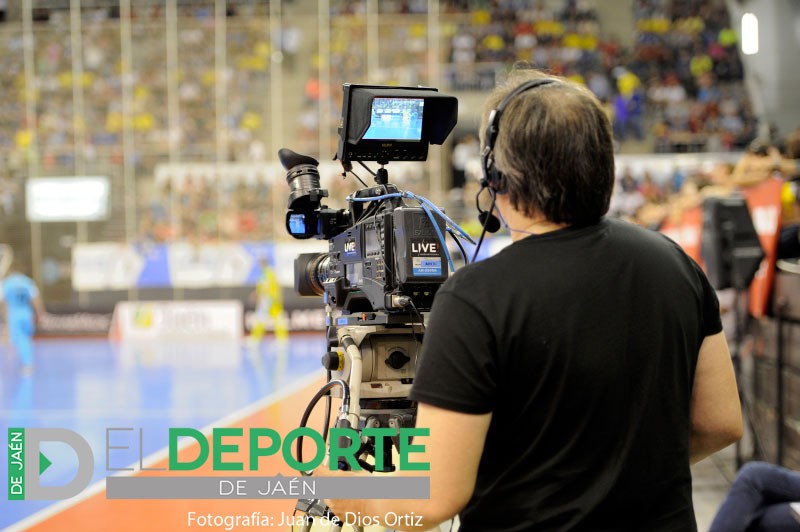 Un operador de cámara durante una retransmisión de un partido de fútbol sala