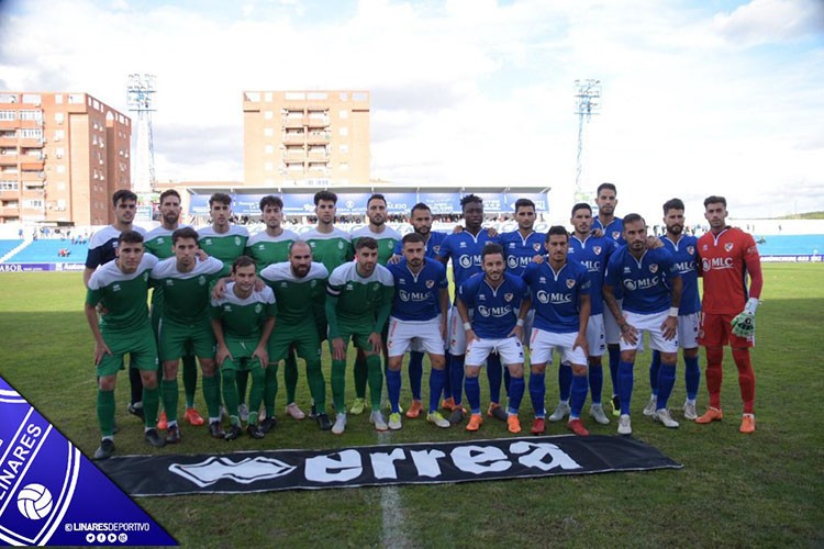 Los jugadores del Linares y Atarfe posan para los medios gráficos antes del partido