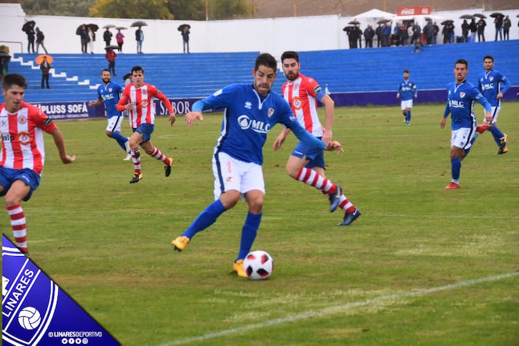 Jugada del derbi entre el Linares Deportivo y la UDC Torredonjimeno