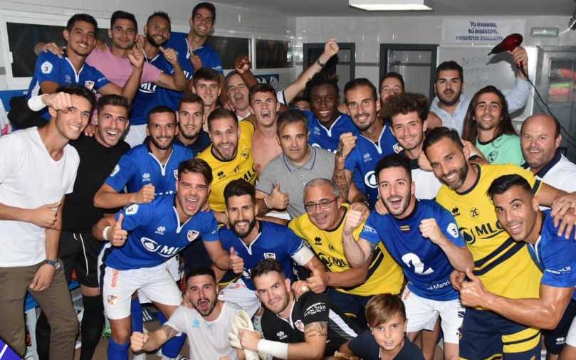 La plantilla del Linares Dptvo celebra en el vestuario la victora ante el Vélez CF