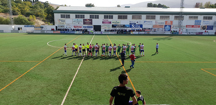 Los jugadores del Mancha Real y el Loja se saludan antes del inicio del partido.