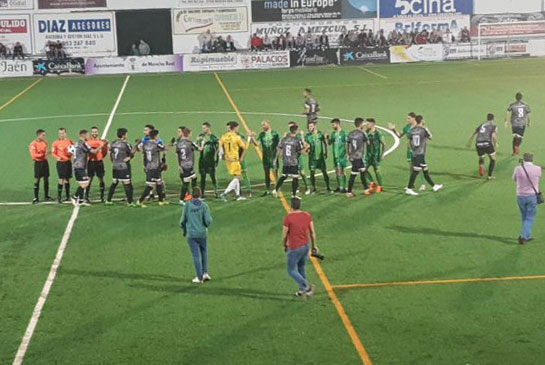 Futbolistas del Mancha Real y el Antequera se saludan antes de empezar el partido