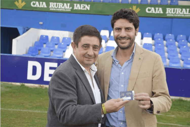 El presidente del Linares Deportivo, Jesús Medina, entrega al presidente de la Diputación de Jaén, Francisco Reyes, el carné de abonado del club azulillo.