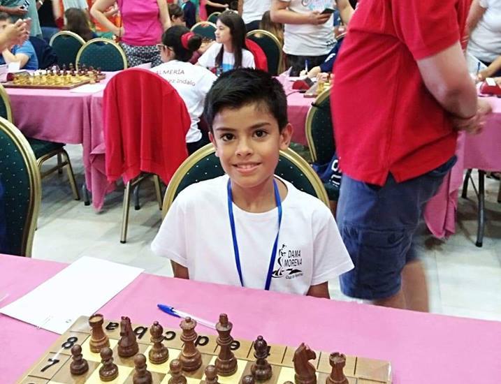 El pequeño iliturgitano Miguel González de Miguel durante una partida de ajedrez