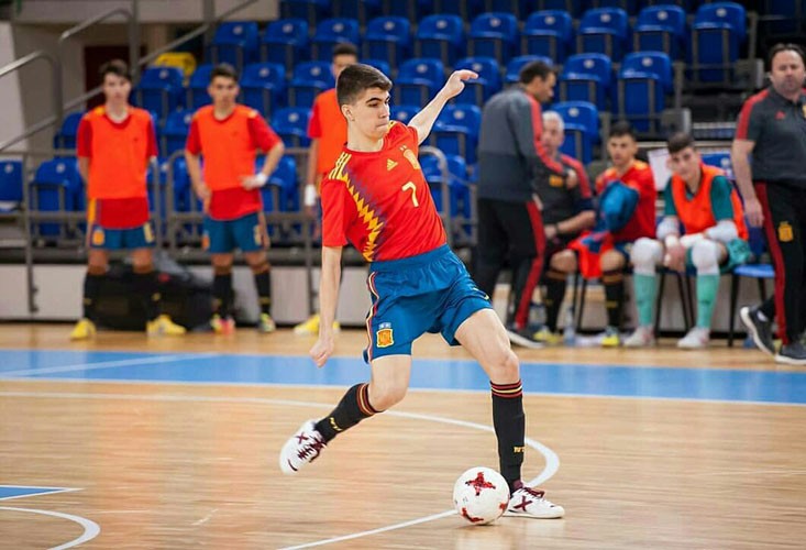 Antonio Pérez durante un partido con la Selección