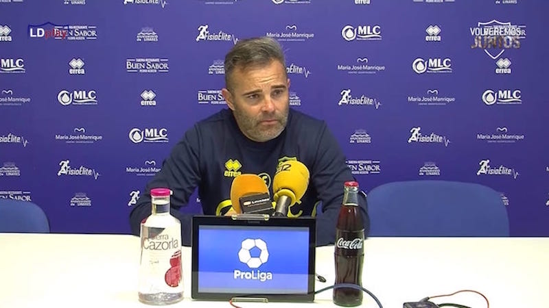 El entrenador del Linares Deportivo, Juan Arsenal, en la rueda de prensa previa al partido frente al CD El palo