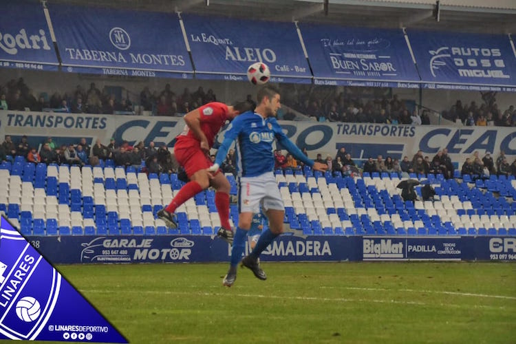 Pugna por la pelota entre un jugador del Motril y Javi Bolo