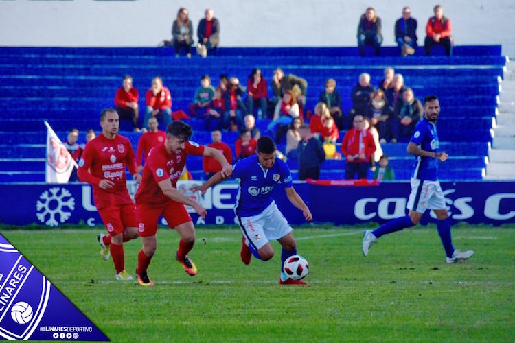 Jugada del derbi entre el Linares Deportivo y el CD Torreperogil