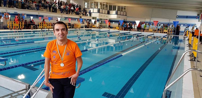 El nadador paralímpico Miguel Ángel Martínez Tajuelo en el Campeonato de Andalucía de Para-Natación en Lucena. 