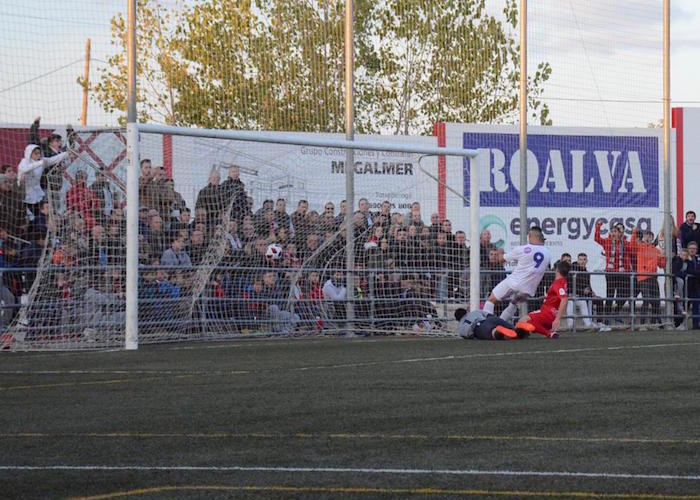 Momento en el que Antonio López marca el primer gol del partido