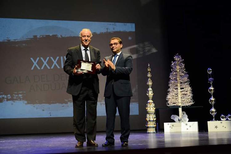 El alcalde de Andújar, Francisco Huertas, entrega a Vicente del Bosque el premio de la XXXIV Gala del Deporte