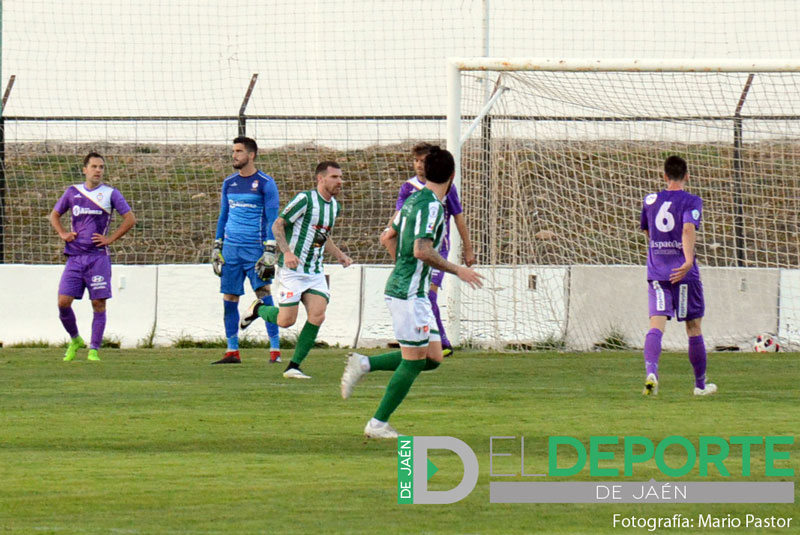 Un jugador del Antequera celebra un gol ante el Real Jaén