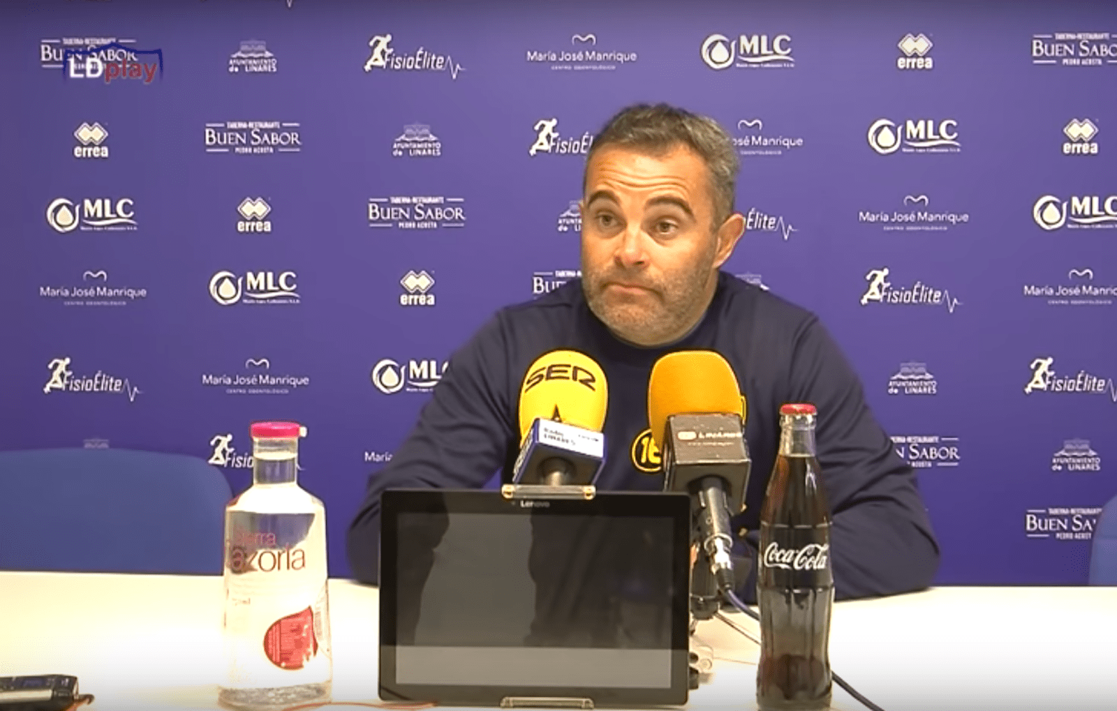 El entrenador del Linares Deportivo, Juan Arsenal, comparece ante la prensa en la previa contra el San Pedro