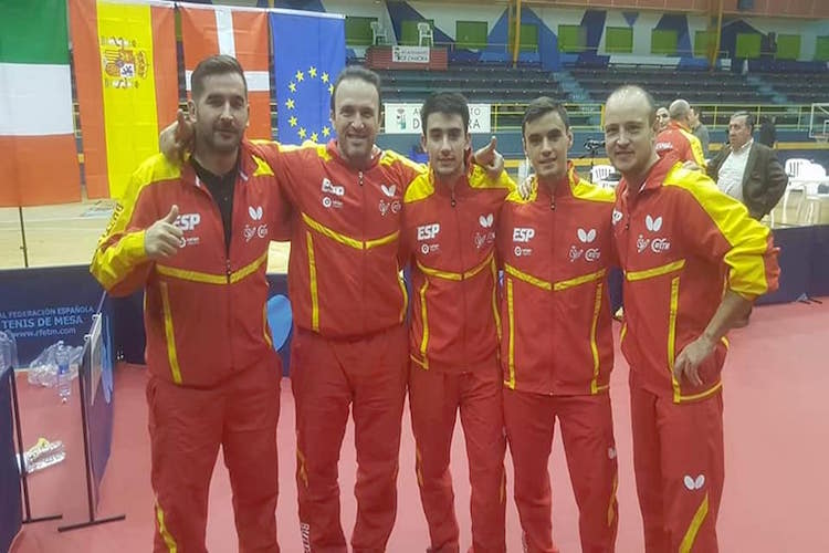 El jugador Carlos Caballero y sus compañeros de la selección española de tenis de mesa en la primera fase el Europeo