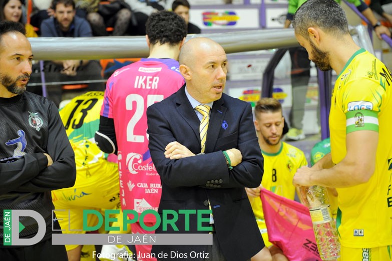 El técnico del Jaén FS durante un partido de su equipo