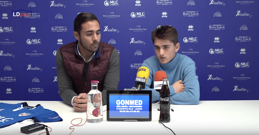 El director deportivo del Linares, Miguel Linares, e Isra en sala de prensa