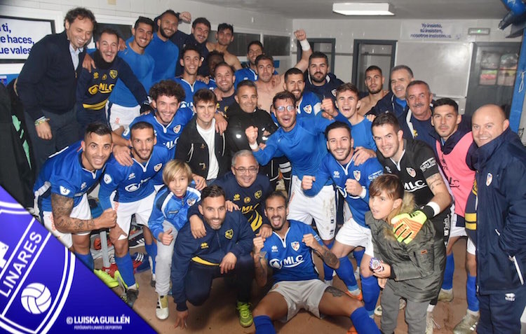 La plantilla del Linares Deportivo celebra la goleada al Alhaurín de la Torre