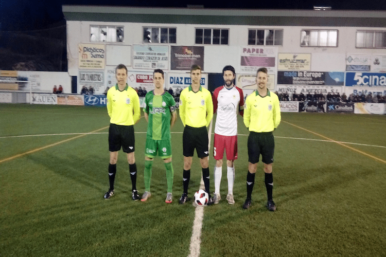 El trío arbitral junto a los capitanes del Mancha Real y Martos antes del partido