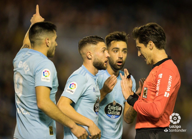 Munuera Montero atiende protestas de jugadores del Celta de Vigo