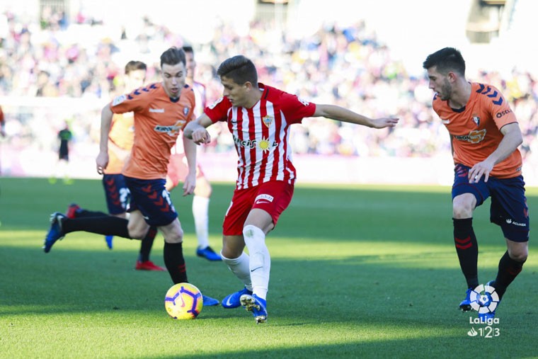 José Corpas intenta controlar un balón con la UD Almería