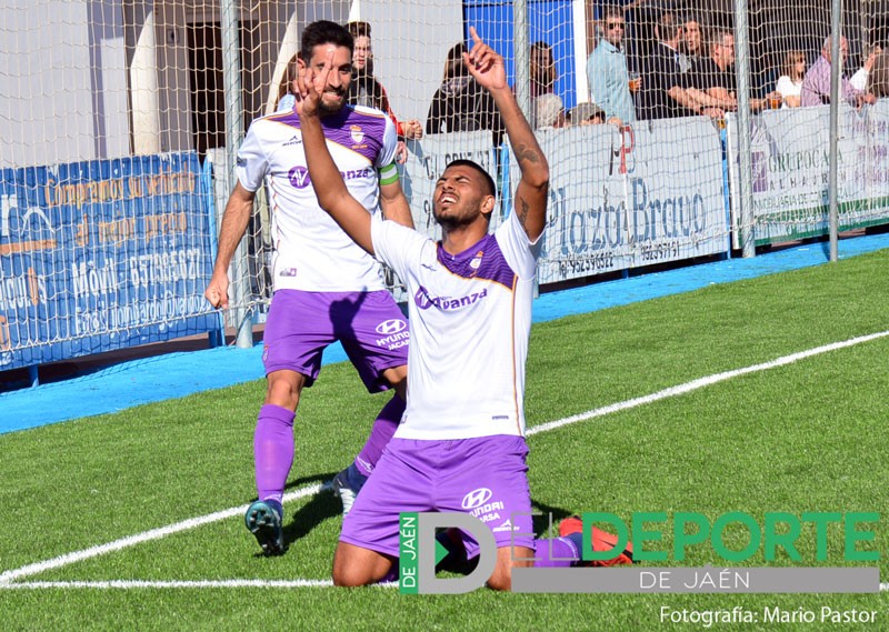 Juan Carlos celebra un gol señalando al cielo