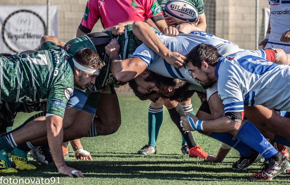 Jugadores de Jaén Rugby y Olímpico de Pozuelo en una melé