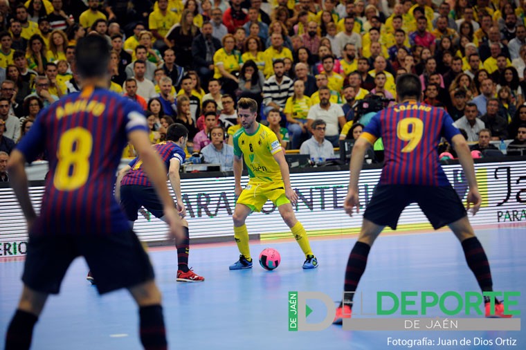 Jordi Campoy conduce un balón en un partido con el Jaén FS