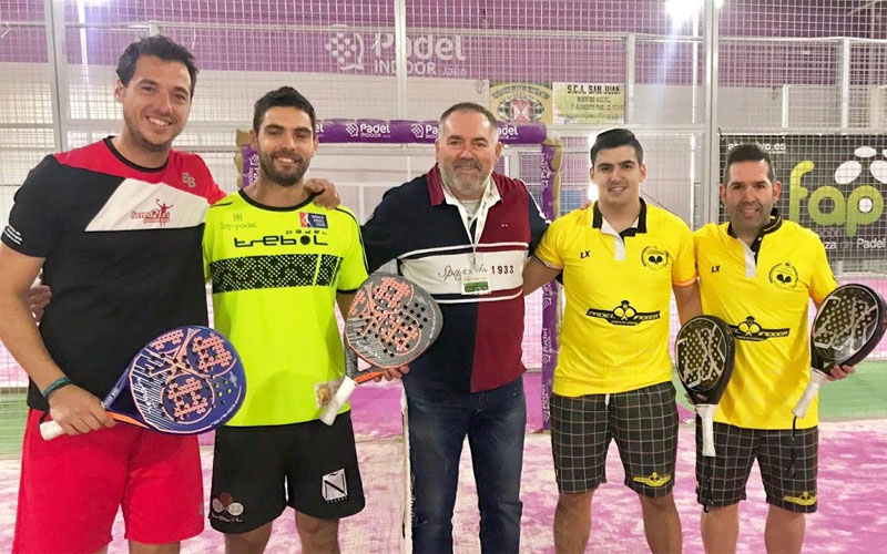 Finalistas masculinos junto al juez del Absoluto de Padel de Jaén