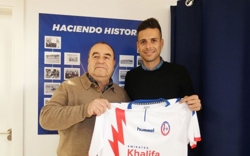 Manu del Moral ya hace goles con la camiseta del Rayo Majadahonda Manu del Moral posa con su nueva camiseta en su presentación