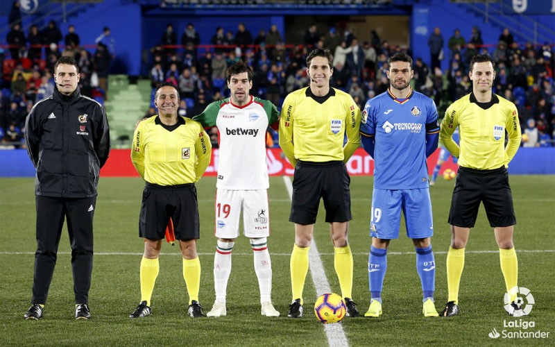 Trío arbitral y jugadores de Getafe y Alavés antes del partido