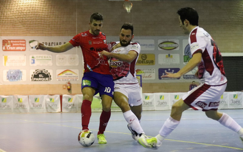 Jugador del Mengíbar FS pugna el balón en el partido ante ElPozo Murcia B