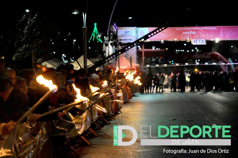 Las calles de Jaén, durante la Noche de San Antón. La Noche de San Antón se convierte en Interés Turístico Nacional.